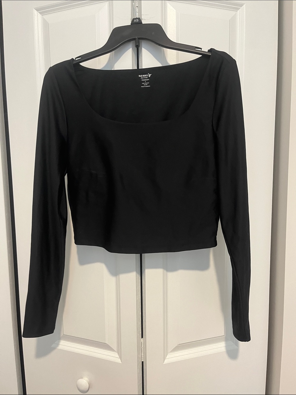 Old Navy Black Long-Sleeve Scoop Neck Cropped Athletic Tee
